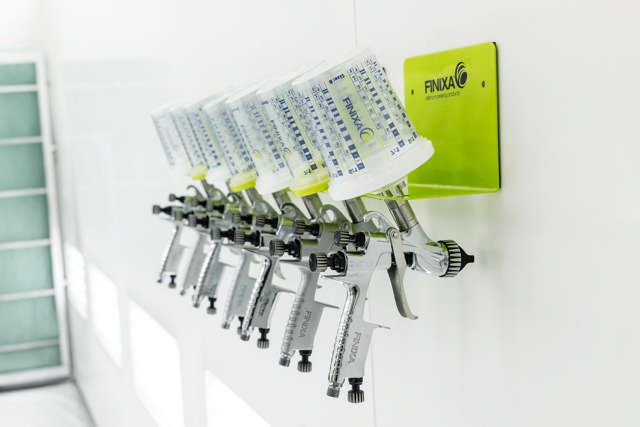 EQU 85 - Spray gun support with magnet backing